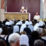 El papa León XIV visitó al mayor cementerio de Roma para rezar por los muertos de los que nadie se acuerda